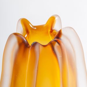 Jarrón Mizuki de estilo contemporáneo fabricado en vidrio en color ambar.