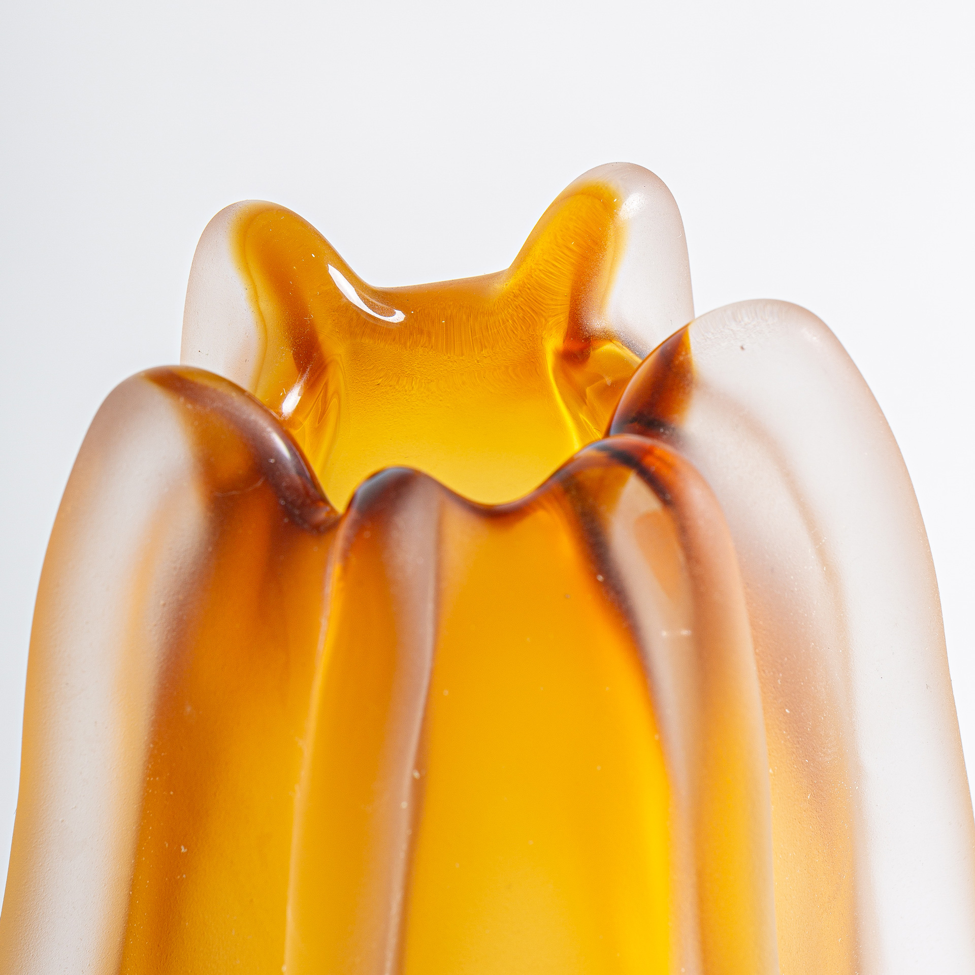 Jarrón Mizuki de estilo contemporáneo fabricado en vidrio en color ambar.