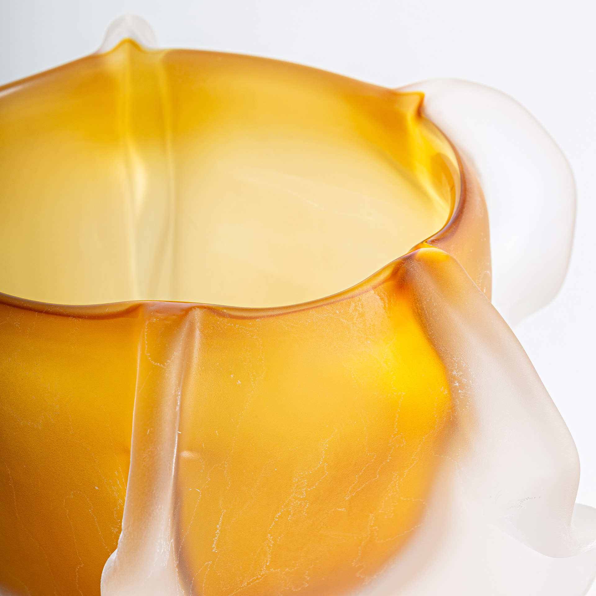 Jarrón Mizuki de estilo contemporáneo fabricado en vidrio en color ambar.