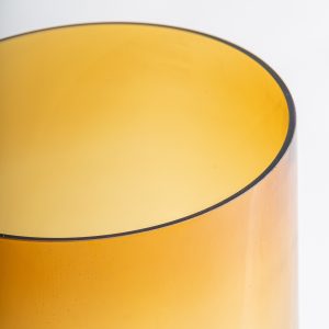 Jarrón Yuka de estilo contemporáneo fabricado en vidrio en color ambar.