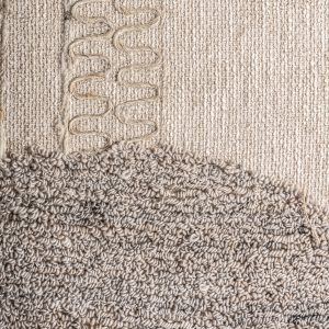 Cuadro Urzuri de estilo contemporáneo fabricado en yute en color tonos neutros combinado con algodón y madera de mango en color negro.