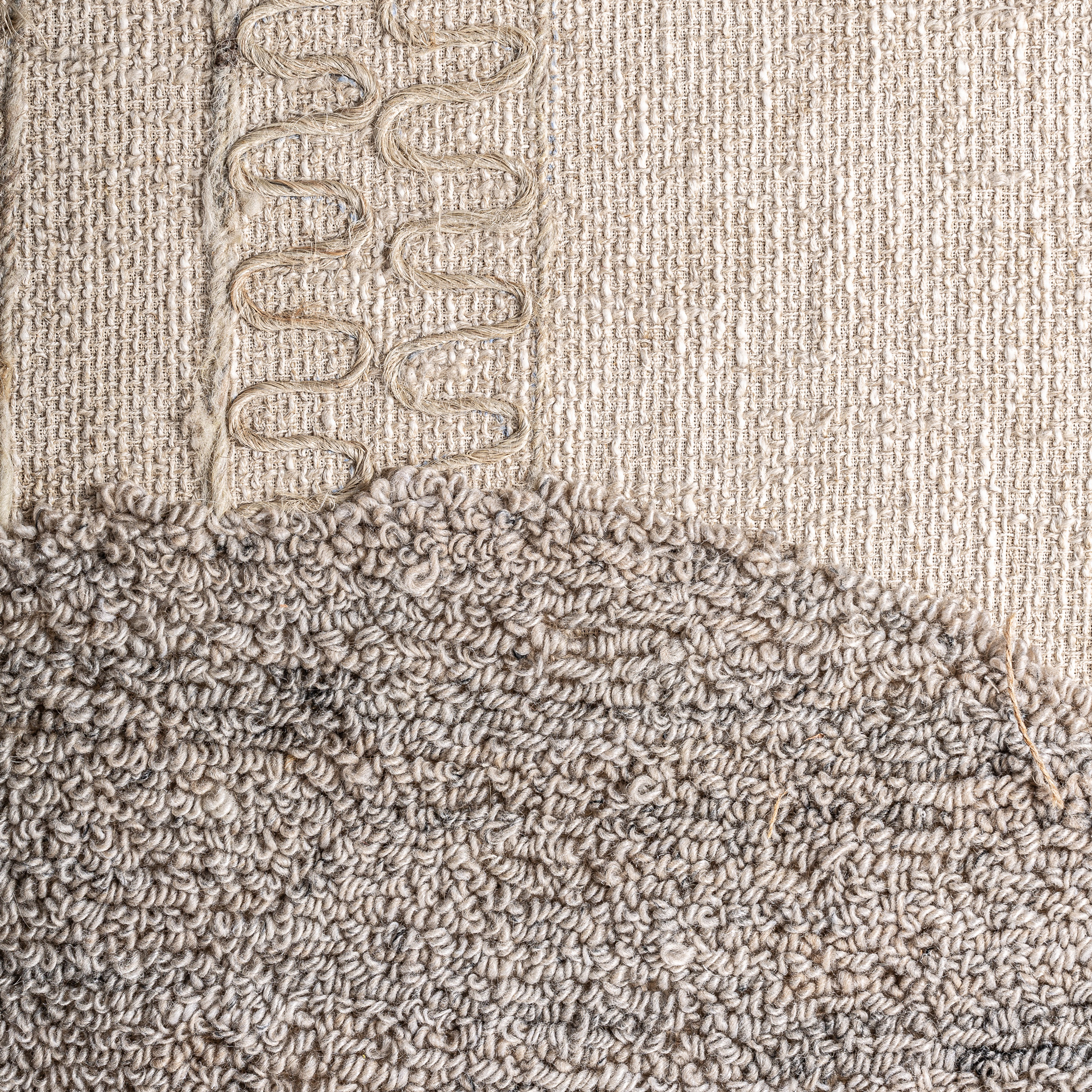 Cuadro Urzuri de estilo contemporáneo fabricado en yute en color tonos neutros combinado con algodón y madera de mango en color negro.