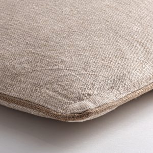 Cojín Sarabe de estilo clásico fabricado en lino en color beige combinado con fibra natural. Producto desenfundable.