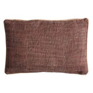 Cojín Tacio de estilo clásico fabricado en yute en color beige combinado con fibra natural en color tonos neutros. Producto desenfundable.