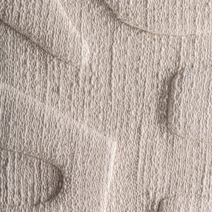 Cuadro Sobek de estilo contemporáneo fabricado en algodón en color blanco roto combinado con madera de mango en color marrón.