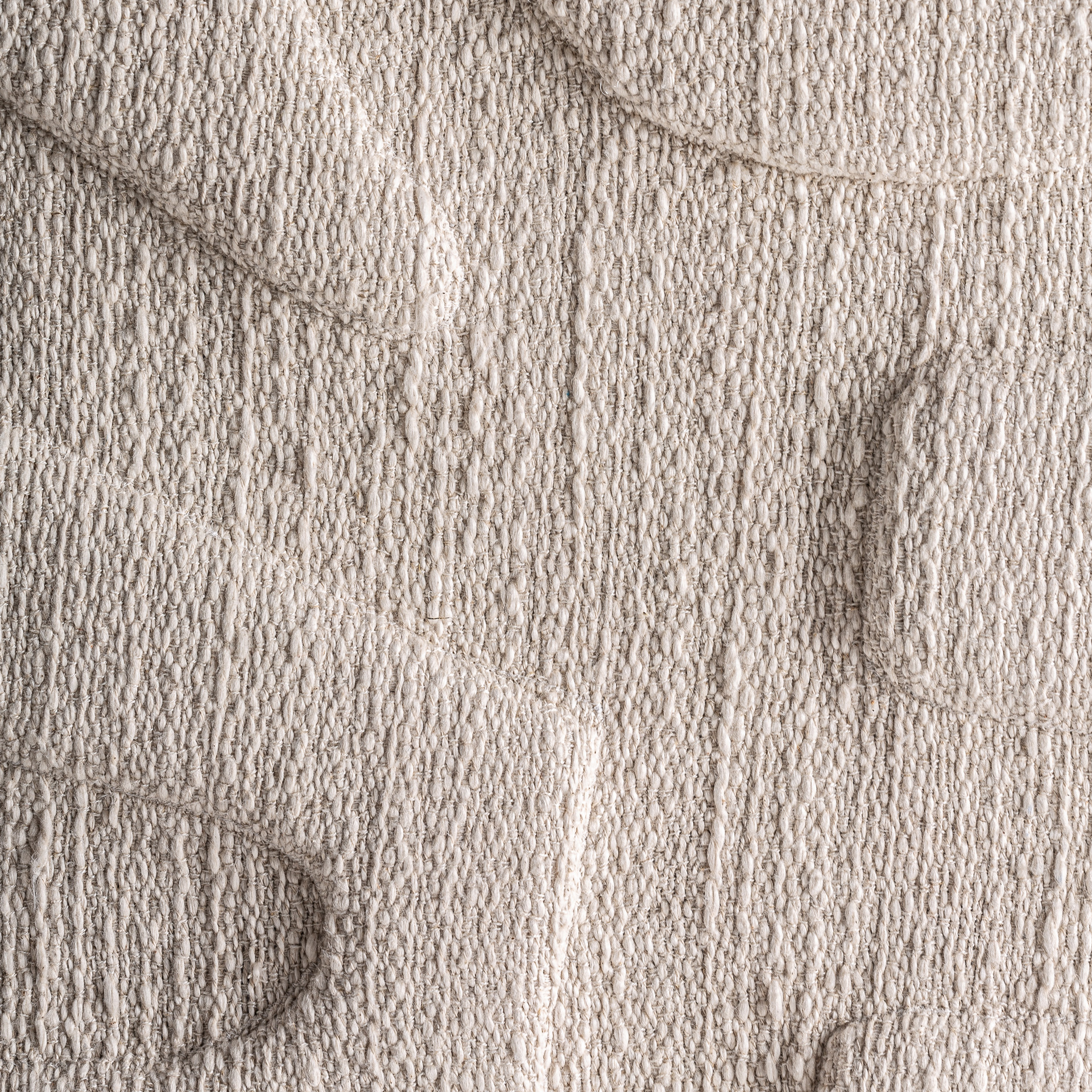 Cuadro Sobek de estilo contemporáneo fabricado en algodón en color blanco roto combinado con madera de mango en color marrón.