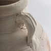 Ánfora Kowalski de estilo clásico fabricado en arcilla en color blanco roto con acabado envejecido.