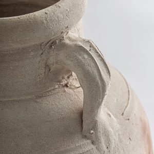 Ánfora Kowalski de estilo clásico fabricado en arcilla en color blanco roto con acabado envejecido.