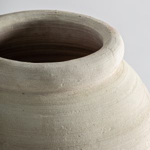 Tinaja Kowalski de estilo clásico fabricado en arcilla en color blanco roto con acabado envejecido.