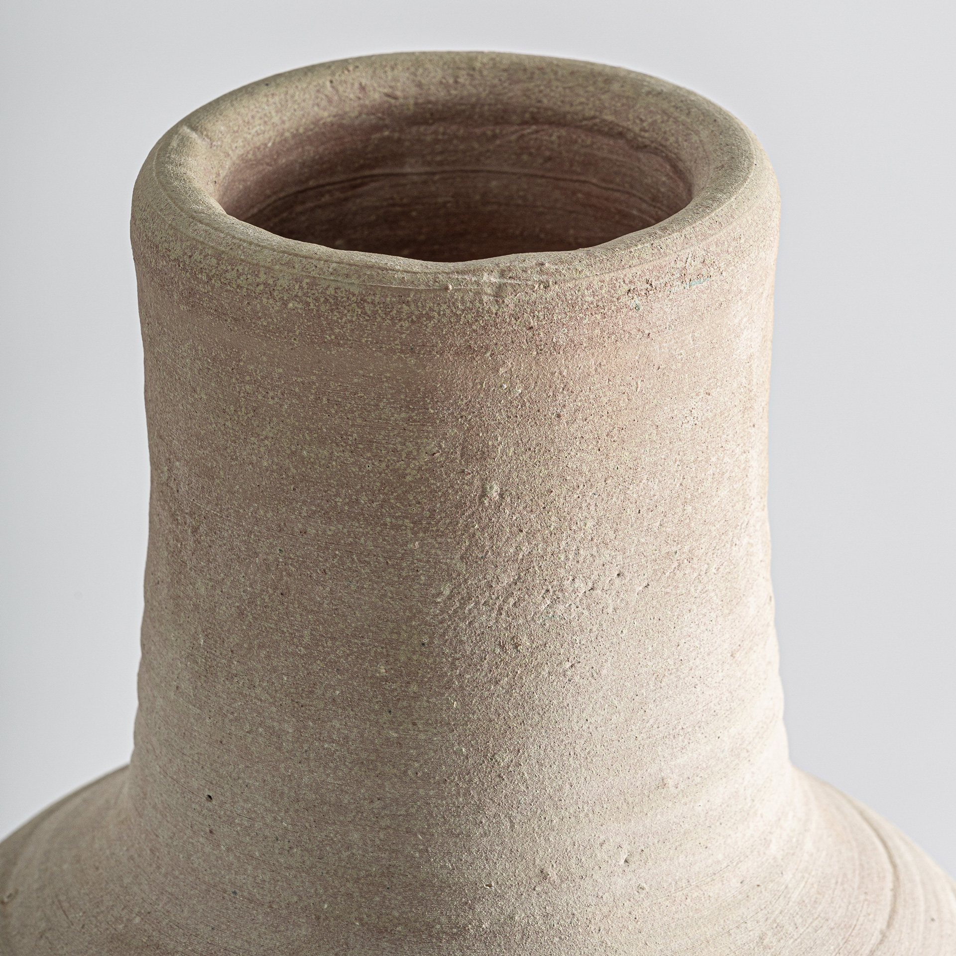 Tinaja Kowalski de estilo clásico fabricado en arcilla en color blanco roto con acabado envejecido.