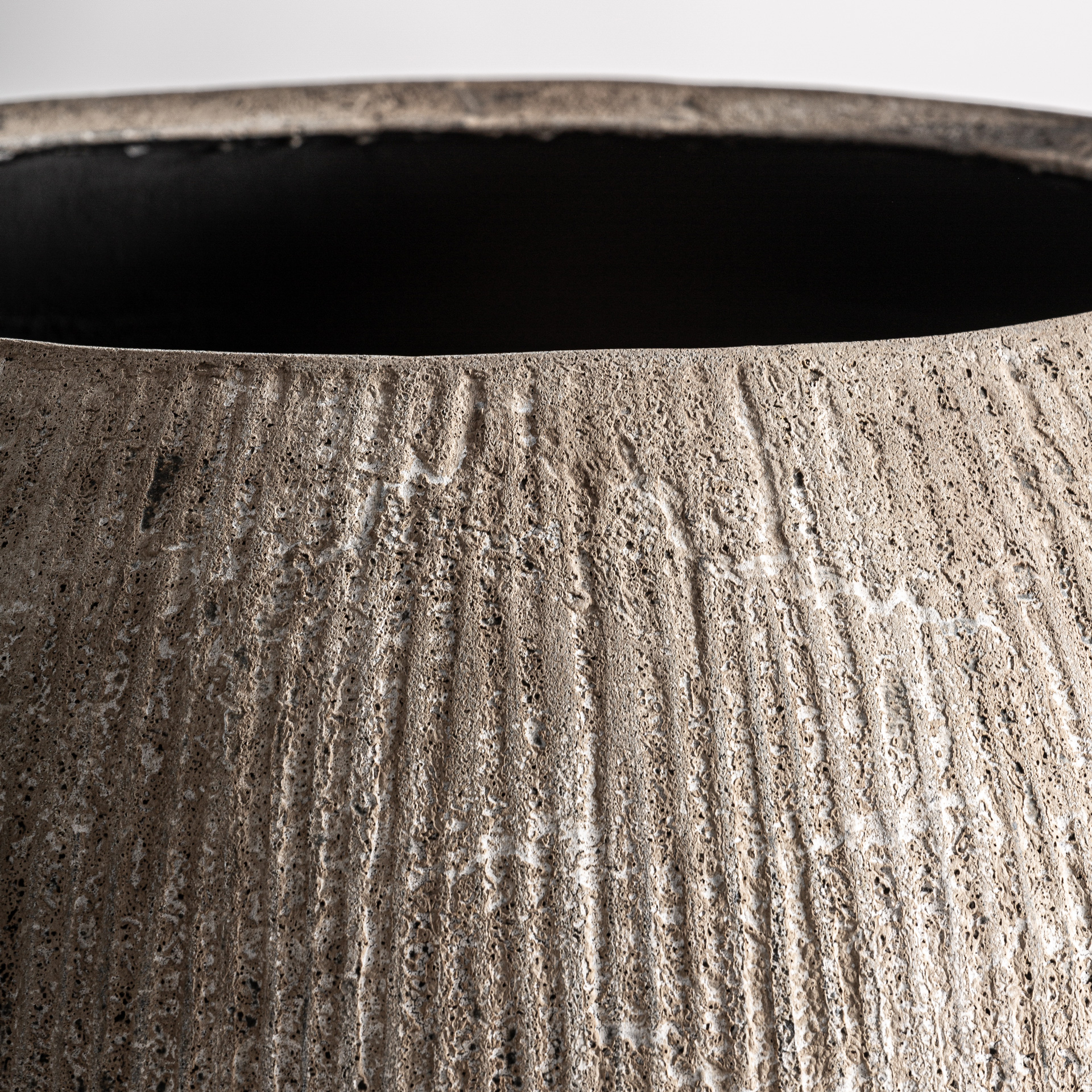 Tinaja Byare de estilo clásico fabricado en hormigón armado en color gris.