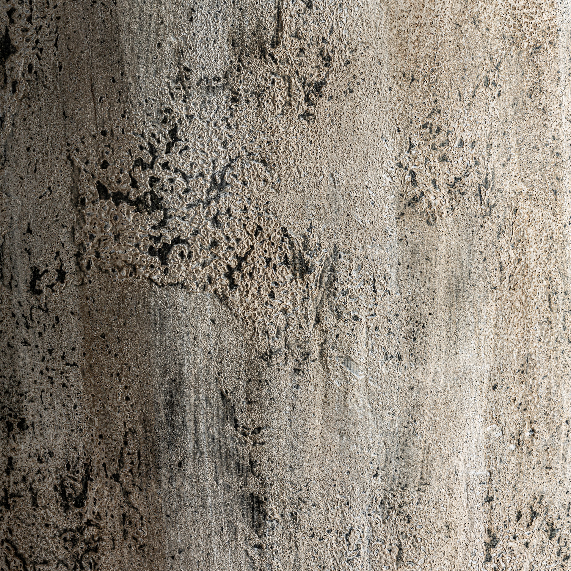 Tinaja Milaene de estilo clásico fabricado en hormigón armado en color gris con acabado envejecido.