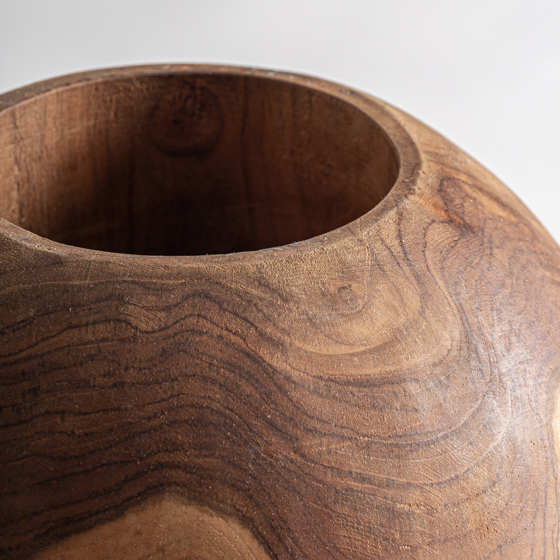 Jarrón Humble de estilo étnico fabricado en madera de teka en color marrón.