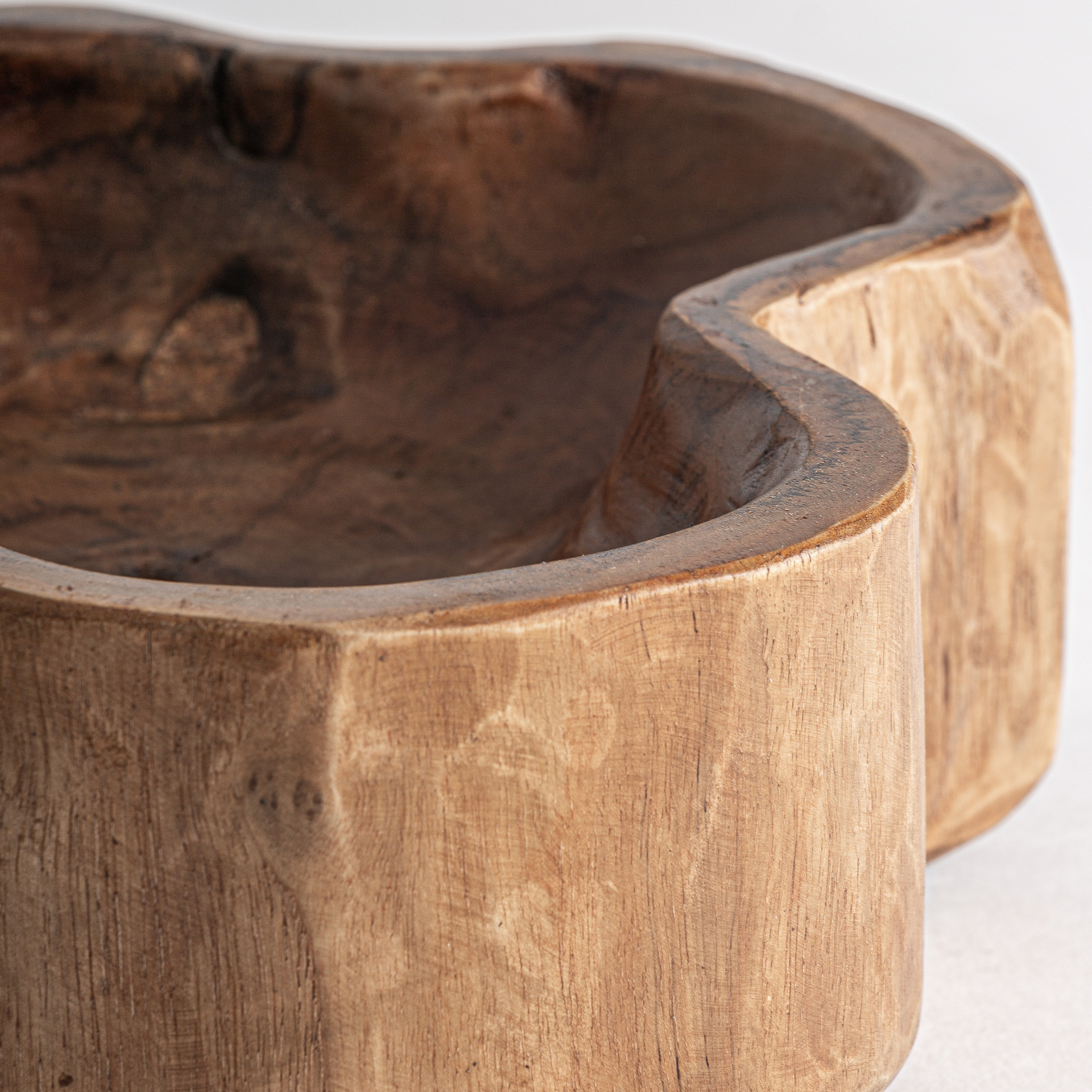 Centro de mesa Humble de estilo étnico fabricado en madera de teka en color marrón.