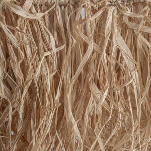 Panel decorativo Ceiling de estilo boho fabricado en rafia en color marrón.