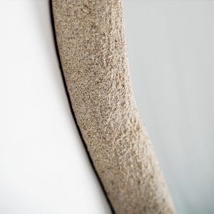 Espejo Liessel de estilo contemporáneo fabricado en resina en color crema.