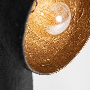 Lámpara de pie Lierop de estilo contemporáneo fabricado en resina en color negro combinado con metal en color oro.