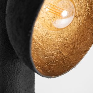 Lámpara de pie Lierop de estilo contemporáneo fabricado en resina en color negro combinado con metal en color oro.