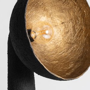 Lámpara de pie Lierop de estilo contemporáneo fabricado en resina en color negro combinado con metal en color oro.