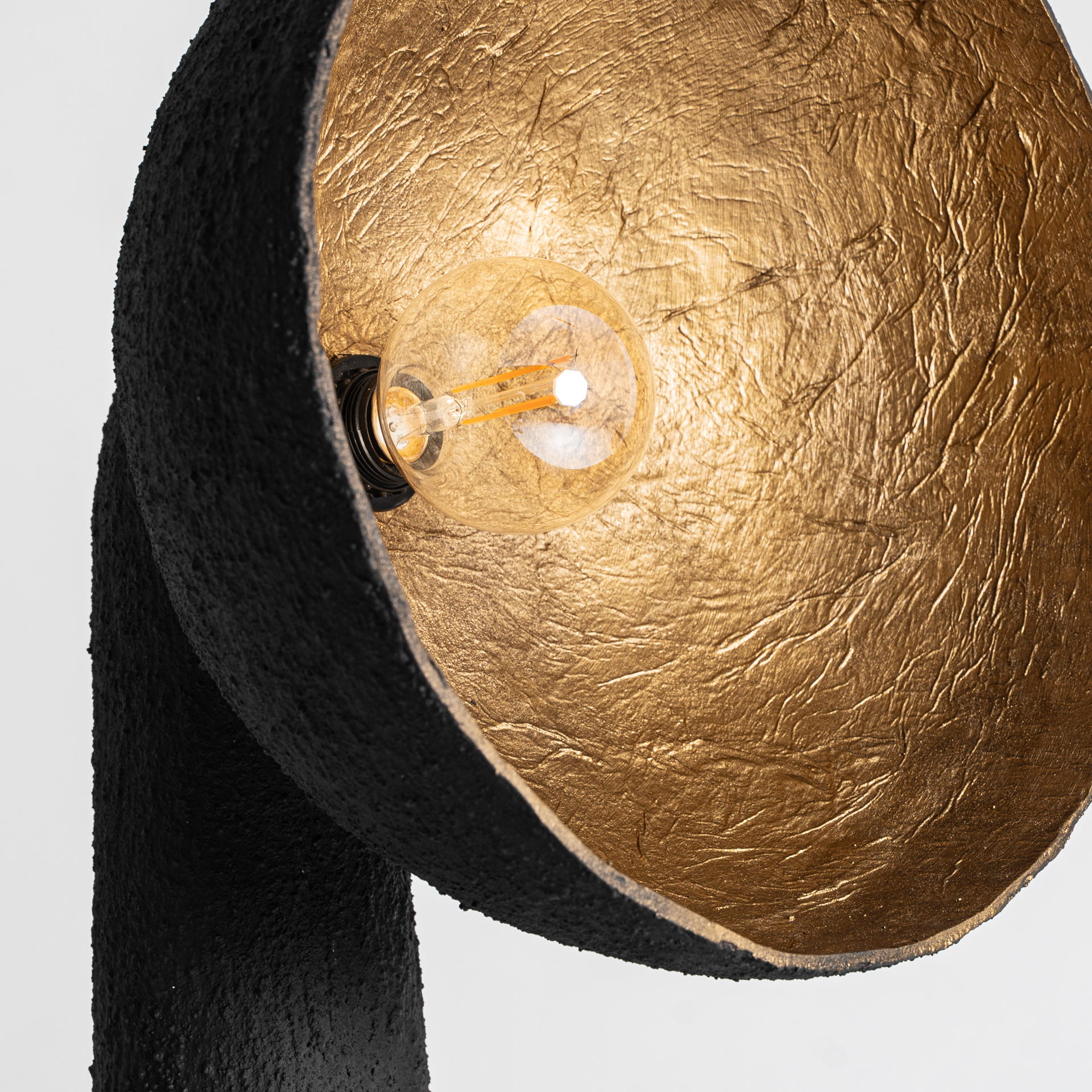 Lámpara de pie Lierop de estilo contemporáneo fabricado en resina en color negro combinado con metal en color oro.