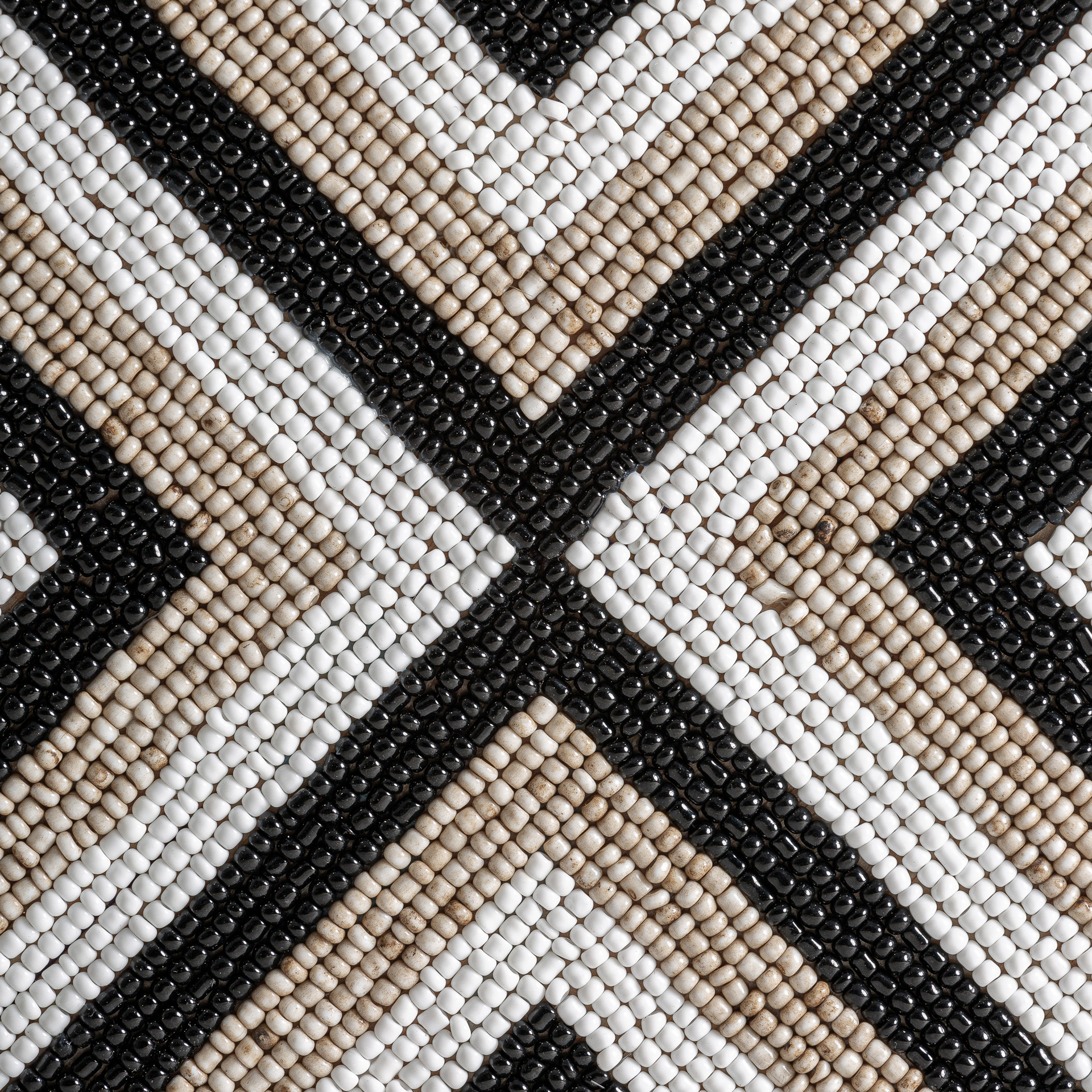 Figura decorativa Genhof de estilo boho fabricado en bambú en color tonos neutros combinado con hierro en color negro.