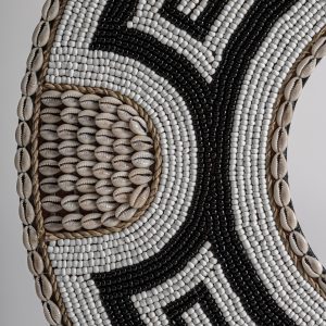 Figura decorativa Blacke de estilo contemporáneo fabricado en bambú en color tonos neutros combinado con hierro en color negro. Producto desmontable.