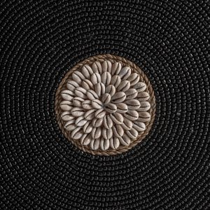 Figura decorativa Kraal de estilo contemporáneo fabricado en bambú en color tonos neutros combinado con hierro en color negro. Producto desmontable.