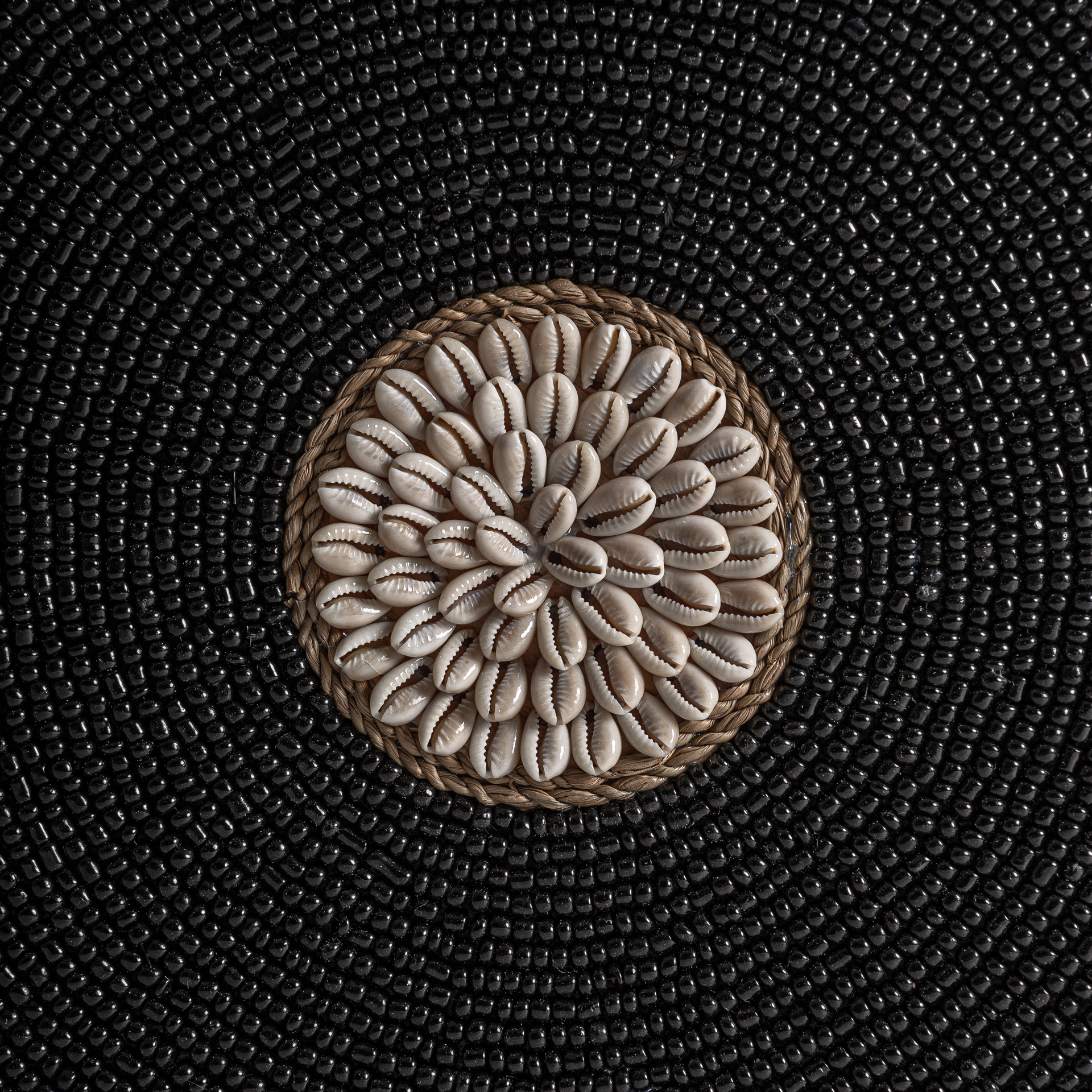 Figura decorativa Kraal de estilo contemporáneo fabricado en bambú en color tonos neutros combinado con hierro en color negro. Producto desmontable.