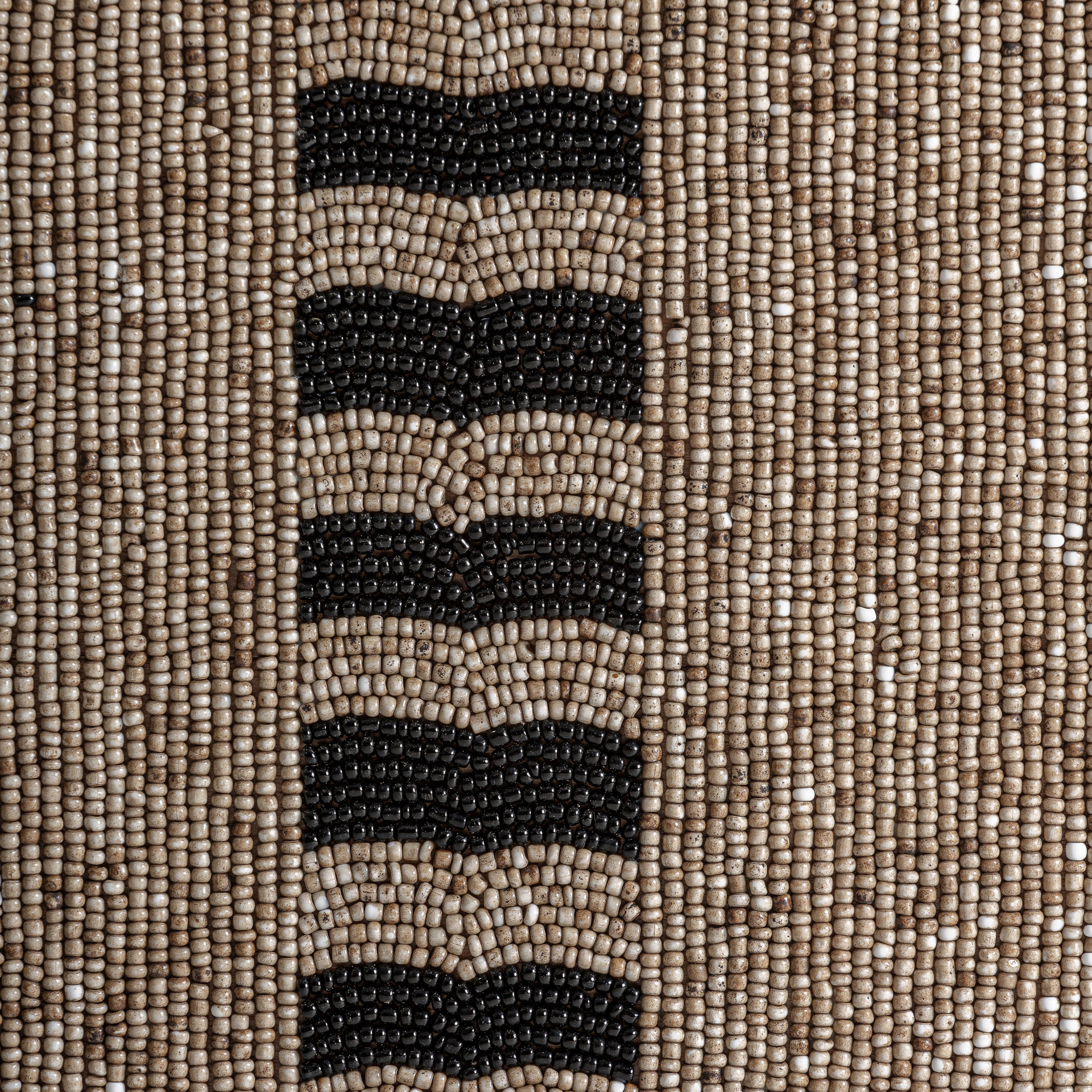 Figura decorativa Lahae de estilo contemporáneo fabricado en bambú en color tonos neutros combinado con hierro en color negro. Producto desmontable.