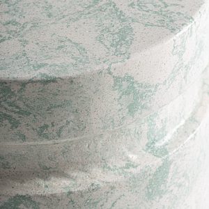 Mesa auxiliar Watern de estilo contemporáneo fabricado en terrazo en color tonos en verde.