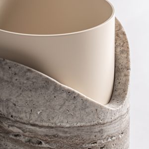 Jarrón Daye de estilo art deco fabricado en mármol en color beige combinado con acero en color crema. Producto desmontable.