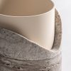 Jarrón Daye de estilo art deco fabricado en mármol en color beige combinado con acero en color crema. Producto desmontable.
