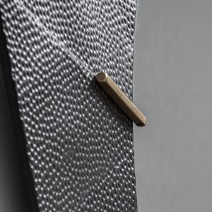 Espejo Murren de estilo art deco fabricado en espejo combinado con hierro en color negro y madera dm en color negro.