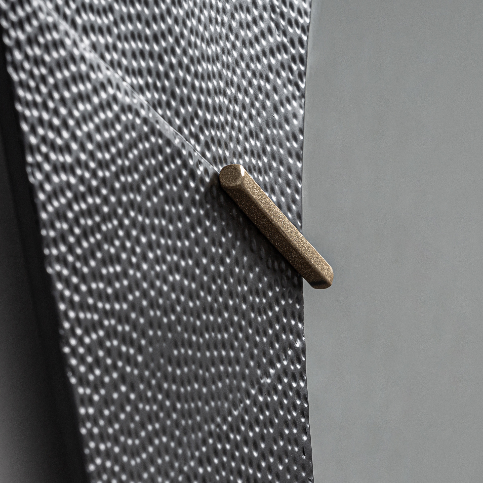 Espejo Murren de estilo art deco fabricado en espejo combinado con hierro en color negro y madera dm en color negro.