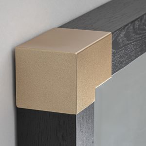 Espejo Delmont de estilo art deco fabricado en espejo combinado con madera de fresno en color negro y hierro en color dorado.