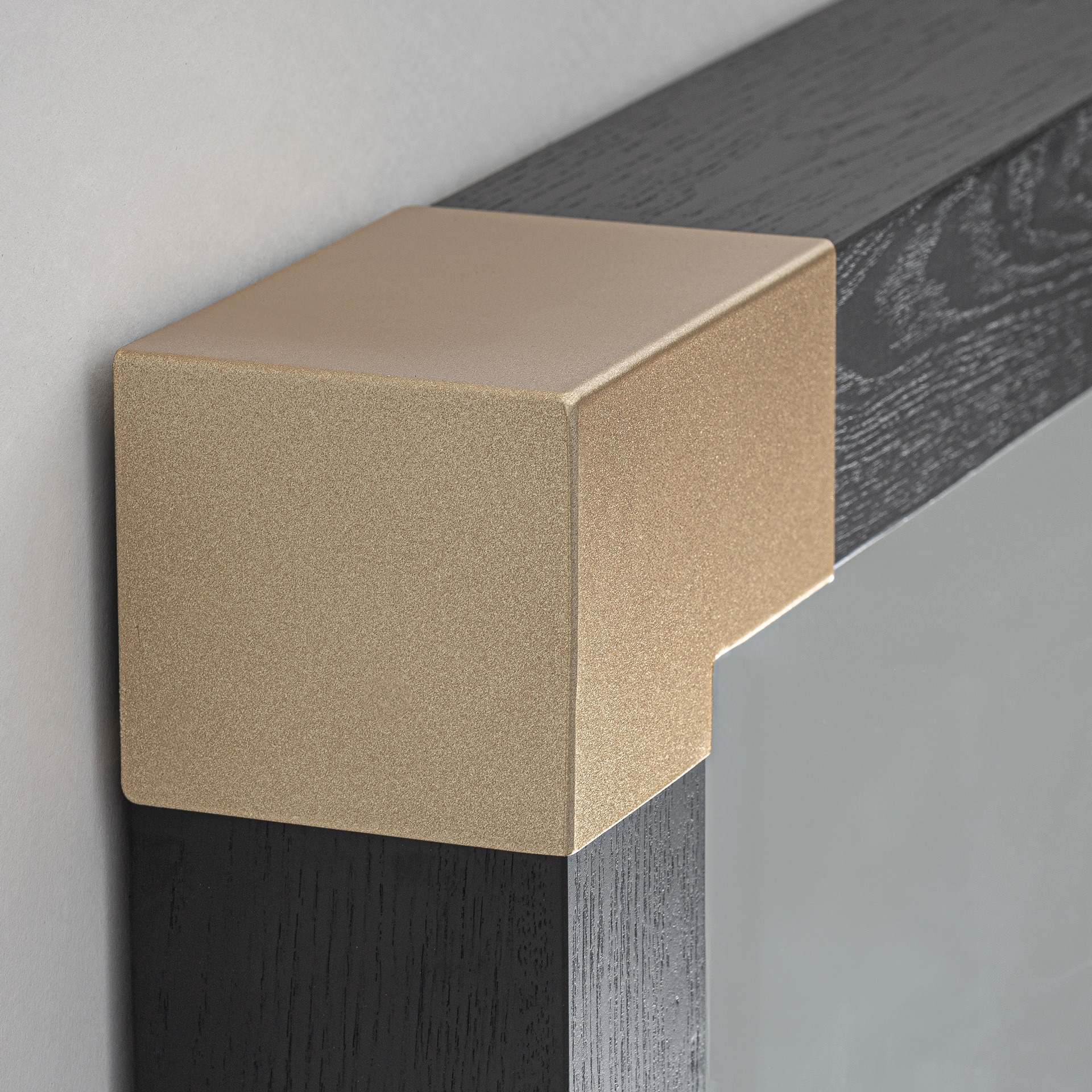 Espejo Delmont de estilo art deco fabricado en espejo combinado con madera de fresno en color negro y hierro en color dorado.