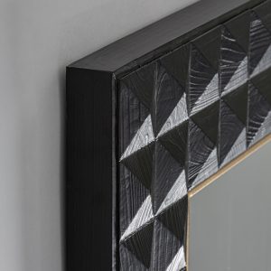 Espejo Morzine de estilo art deco fabricado en espejo combinado con madera de fresno en color negro y hierro en color dorado.