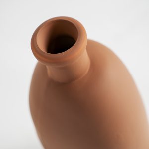 Jarrón Messe de estilo contemporáneo fabricado en vidrio en color chocolate.