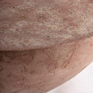 Mesa de centro Nashae de estilo contemporáneo fabricado en cemento en color terracota con acabado envejecido.