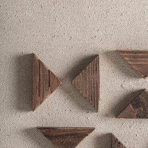 Cuadro Akrin de estilo contemporáneo fabricado en madera de pino reciclado en color marrón en color blanco roto.