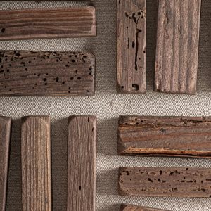 Cuadro Lashe de estilo contemporáneo fabricado en madera de pino reciclado en color marrón en color blanco.