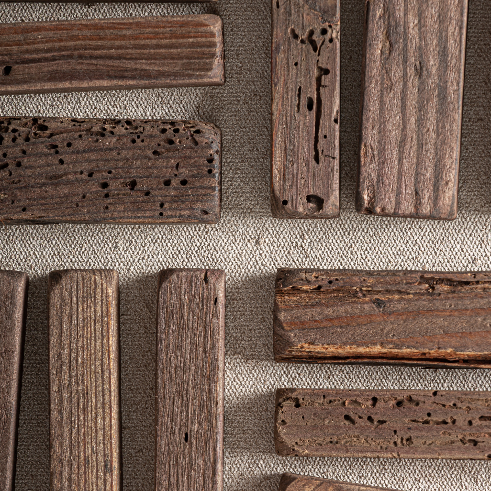 Cuadro Lashe de estilo contemporáneo fabricado en madera de pino reciclado en color marrón en color blanco.